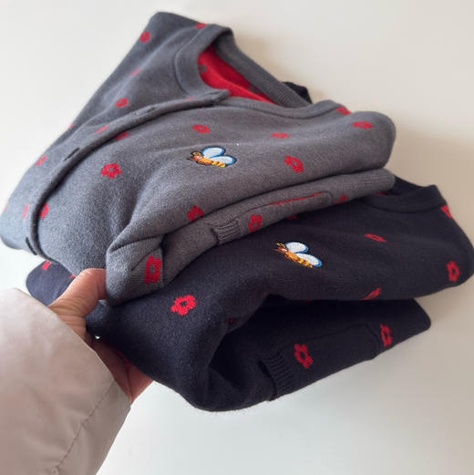 【秒杀价已调 直接拍】小禾 新年复古 针织 双面提花 小蜜蜂刺绣 双口袋 开衫 商品图13