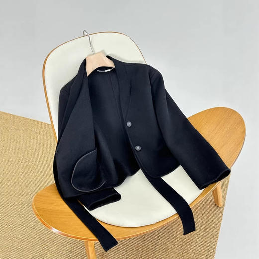 【来点不一样的】低调奢华有质感！柜1500+！2026绵羊毛V领飘带领直身H型双面呢短外套女款！ 商品图3