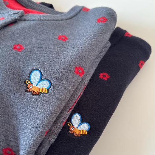 【秒杀价已调 直接拍】小禾 新年复古 针织 双面提花 小蜜蜂刺绣 双口袋 开衫 商品图14