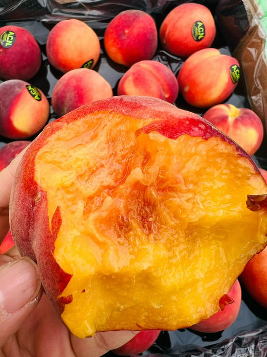 【空运✈️水蜜桃🍑】冬天最幸福的就是吃到脆嫩的水蜜桃，一口咬下去，甘甜的滋味占领了整个味蕾！ 商品图0