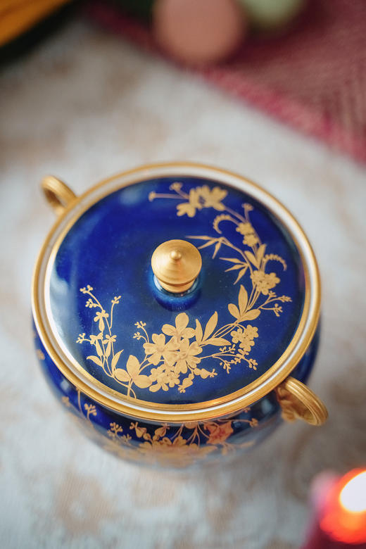 独角鹿西洋古董1866年代法国御窑塞弗尔出品东方风格蝴蝶花卉主题手绘描金装饰云朵蓝釉单人下午茶瓷器套件 商品图4