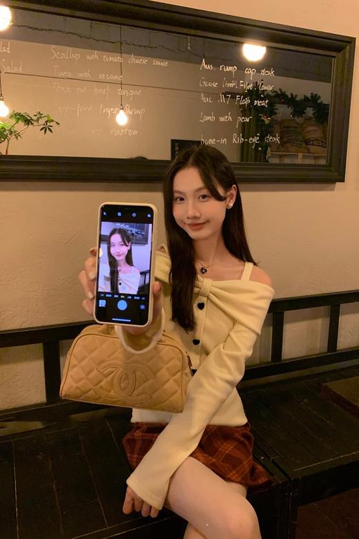 SIA SAYLOR 甜美爱心扣性感一字肩针织上衣 21879 商品图5