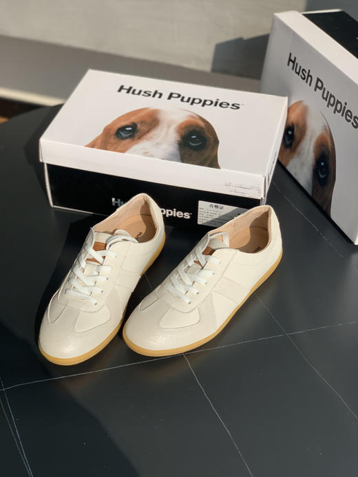 点此购买 Hush puppies暇步士女士复古德训鞋小白鞋女休闲鞋 dx 340396 商品图1