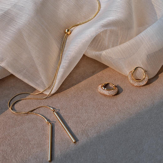 【新年礼物】alodia.co 品牌直发 循序极简金色圆管抽拉毛衣链多戴项链 高级感长期主义百搭 商品图6