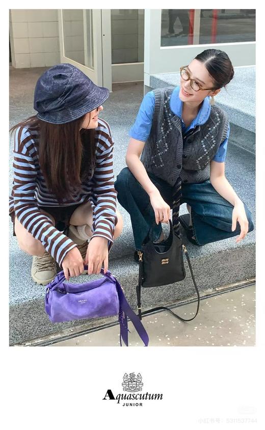 一店d 年后发❗️搞𝐦𝐢𝐮新大爆款托特包 官宣的秀款 𝐢𝐯𝐲 𝐧𝐚𝐧𝐨很迷你的尺寸 漆皮配色➕拼接两大系列三色全都是当下难买的配色  妥妥的神包 可手提 可腕挎、单肩斜挎都ok 商品图8