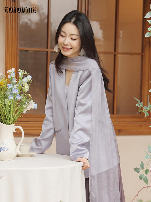 【门店同款】ENJOY春季“柔光芳序”气质光感西装外套 169257186 商品图1
