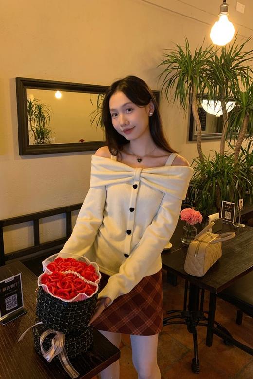 SIA SAYLOR 甜美爱心扣性感一字肩针织上衣 21879 商品图2
