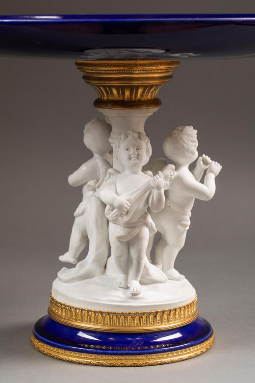 独角鹿西洋古董19世纪末法国出品小天使造型素胎瓷雕装饰花卉主题铜鎏金精雕嵌深蓝釉瓷盘高脚果樽 商品图5