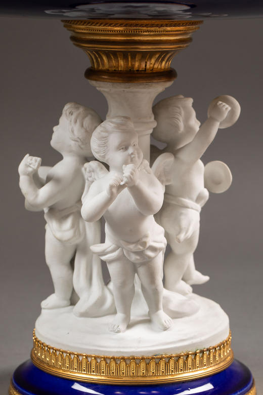 独角鹿西洋古董19世纪末法国出品小天使造型素胎瓷雕装饰花卉主题铜鎏金精雕嵌深蓝釉瓷盘高脚果樽 商品图6