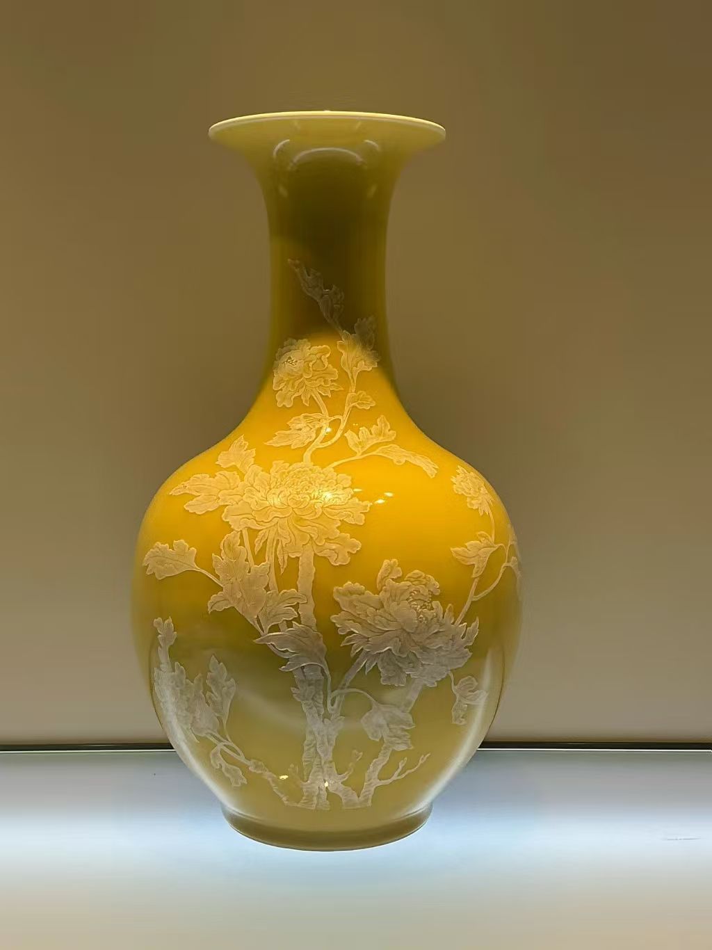 鸡油黄双面堆牡丹珐口天球瓶