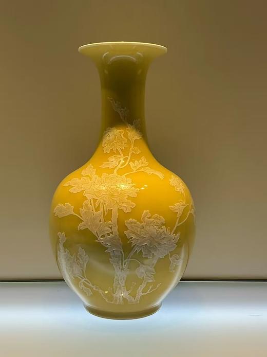 鸡油黄双面堆牡丹珐口天球瓶 商品图0