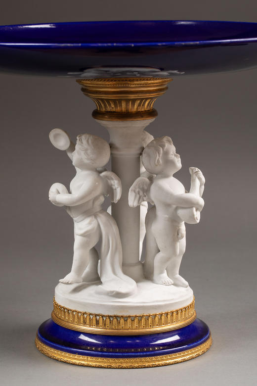 独角鹿西洋古董19世纪末法国出品小天使造型素胎瓷雕装饰花卉主题铜鎏金精雕嵌深蓝釉瓷盘高脚果樽 商品图4