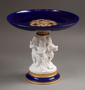 独角鹿西洋古董19世纪末法国出品小天使造型素胎瓷雕装饰花卉主题铜鎏金精雕嵌深蓝釉瓷盘高脚果樽