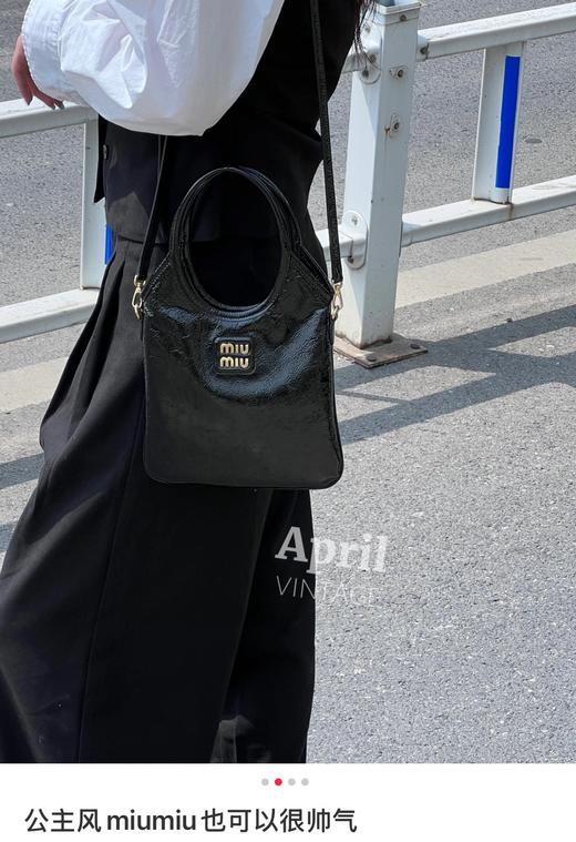 一店d 年后发❗️搞𝐦𝐢𝐮新大爆款托特包 官宣的秀款 𝐢𝐯𝐲 𝐧𝐚𝐧𝐨很迷你的尺寸 漆皮配色➕拼接两大系列三色全都是当下难买的配色  妥妥的神包 可手提 可腕挎、单肩斜挎都ok 商品图10