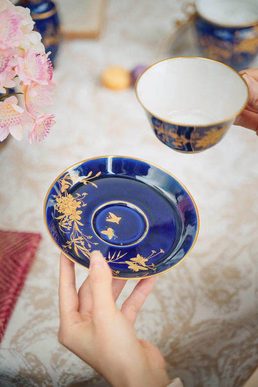 独角鹿西洋古董1866年代法国御窑塞弗尔出品东方风格蝴蝶花卉主题手绘描金装饰云朵蓝釉单人下午茶瓷器套件 商品图8