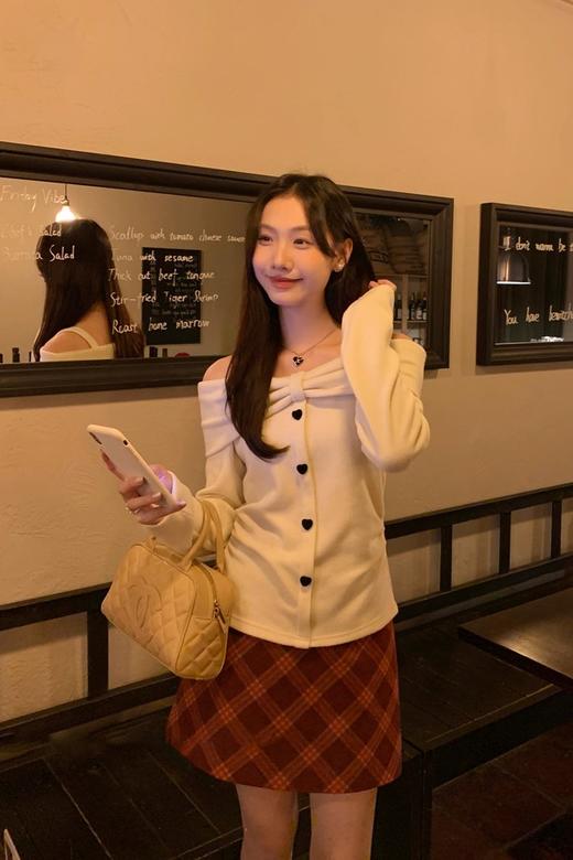 SIA SAYLOR 甜美爱心扣性感一字肩针织上衣 21879 商品图6