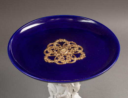 独角鹿西洋古董19世纪末法国出品小天使造型素胎瓷雕装饰花卉主题铜鎏金精雕嵌深蓝釉瓷盘高脚果樽 商品图3