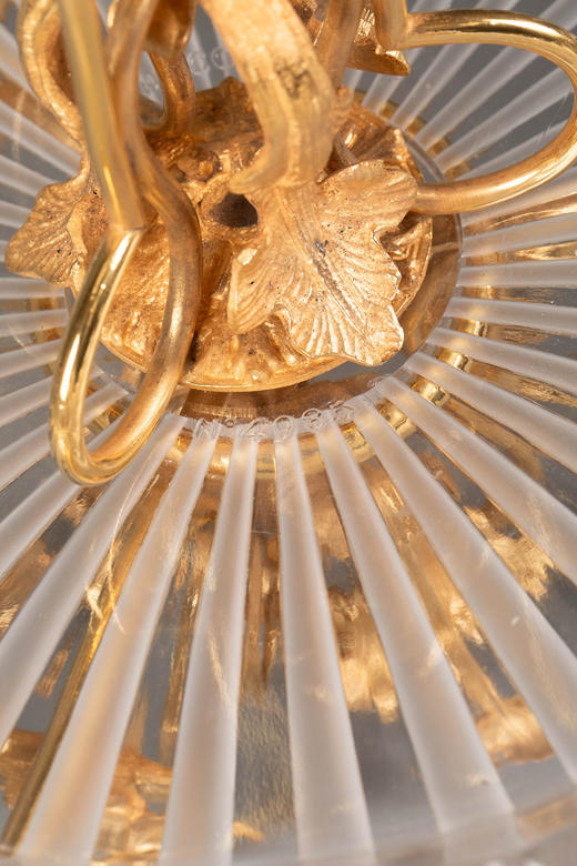 独角鹿西洋古董20世纪初法国著名水晶工坊巴卡拉签名出品卷叶纹铜鎏金精雕装饰马蹄莲造型水晶花瓶/中央摆件 商品图9