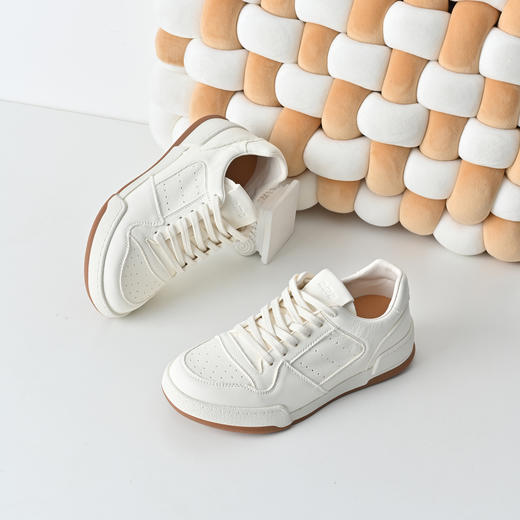 经典鲨2026春专柜新品牛皮革透气系带平底休闲小白鞋板鞋女KW182-617011 商品图3