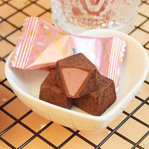 【预售7天】日本进口Meiji明治雪吻巧克力冬季限定礼盒装牛奶草莓夹心抹茶味 商品图3