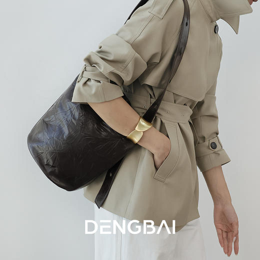 登白DENGBAI 头层手抓纹水桶包手抓纹褶皱水桶包头层牛皮1081 商品图3