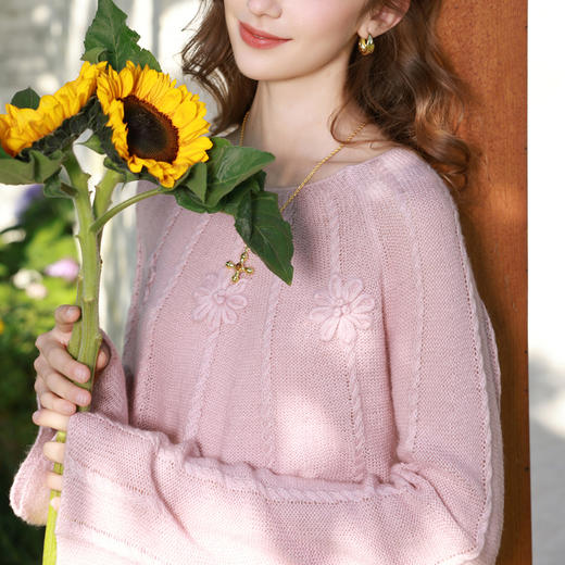 三彩2026春季新款宽松手工花朵针织衫一字领套头毛衫长袖气质M 商品图3