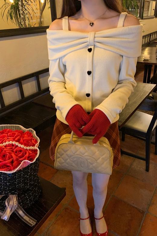 SIA SAYLOR 甜美爱心扣性感一字肩针织上衣 21879 商品图0