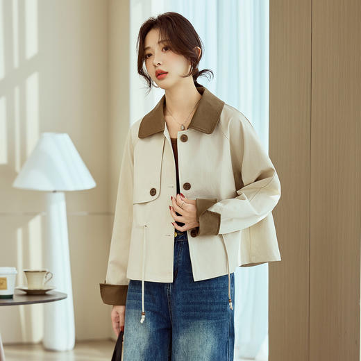 「自」全新升级【铂金会员293/天猫389/差价96】(04221)洛诗琳卡其色拼接翻领短外套2026春季新款减龄时尚百搭短风衣外套 商品图2