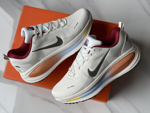 点此购买 耐克Vomero 18男女情侣款复古慢跑鞋 98 340416 商品图1