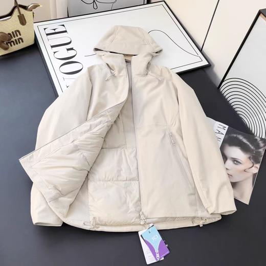 被问爆💥这件 “轻若无物” 的羽绒服也太绝了 🔥谁懂啊！👉这件【安德玛同款轻盈拼接羽绒服E74-66025款】，把阳光穿在身上！  商品图3