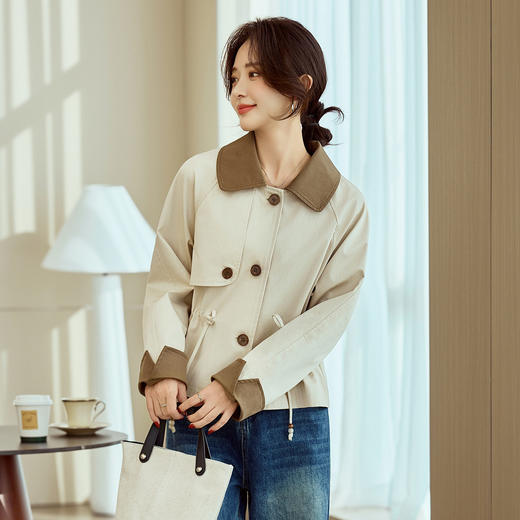 「自」全新升级【铂金会员293/天猫389/差价96】(04221)洛诗琳卡其色拼接翻领短外套2026春季新款减龄时尚百搭短风衣外套 商品图3