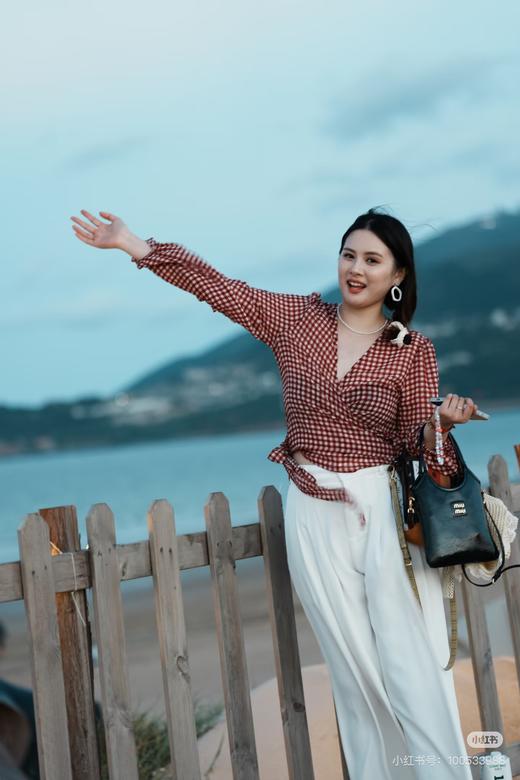 一店d 年后发❗️搞𝐦𝐢𝐮新大爆款托特包 官宣的秀款 𝐢𝐯𝐲 𝐧𝐚𝐧𝐨很迷你的尺寸 漆皮配色➕拼接两大系列三色全都是当下难买的配色  妥妥的神包 可手提 可腕挎、单肩斜挎都ok 商品图9