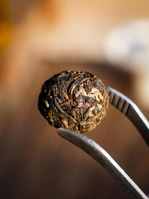 【金豆龙珠】2024年冰岛古树茶，不在担心吃太多，过年的必备金豆，一口冰岛甜，化作新年团圆时。210克/罐，两罐赠手提袋 商品图2