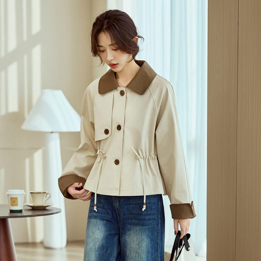 「自」全新升级【铂金会员293/天猫389/差价96】(04221)洛诗琳卡其色拼接翻领短外套2026春季新款减龄时尚百搭短风衣外套 商品图0