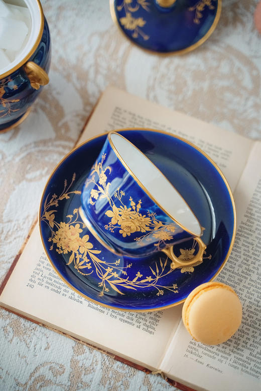 独角鹿西洋古董1866年代法国御窑塞弗尔出品东方风格蝴蝶花卉主题手绘描金装饰云朵蓝釉单人下午茶瓷器套件 商品图7