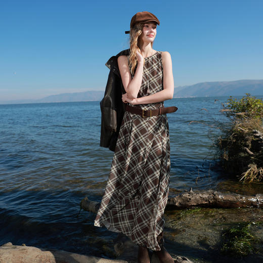 三彩2026春季新款一字领不规则格纹网纱裙无袖连衣裙A字长裙M 商品图3