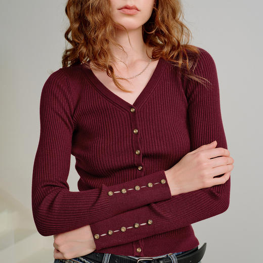 初语含羊毛软糯针织衫女2026春季新款V领修身打底衫气质金扣上衣 商品图3