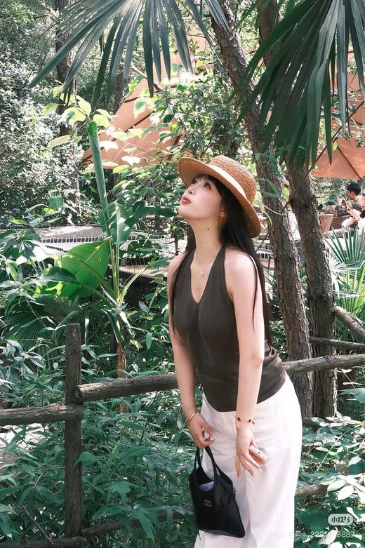 一店d 年后发❗️搞𝐦𝐢𝐮新大爆款托特包 官宣的秀款 𝐢𝐯𝐲 𝐧𝐚𝐧𝐨很迷你的尺寸 漆皮配色➕拼接两大系列三色全都是当下难买的配色  妥妥的神包 可手提 可腕挎、单肩斜挎都ok 商品图12