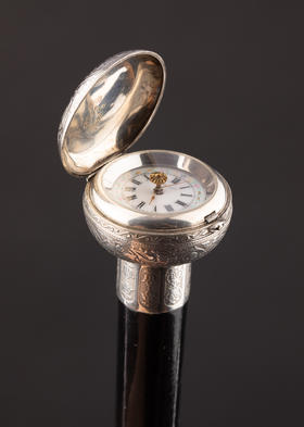 独角鹿西洋古董1880年代瑞士出品花卉卷叶主题纯银精雕外壳机芯装置怀表杖柄装饰乌木色硬木杖身牛角杖脚古董手杖