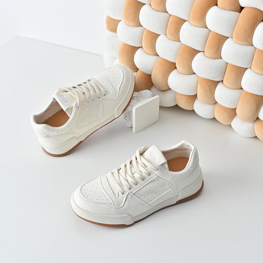 经典鲨2026春专柜新品牛皮革透气系带平底休闲小白鞋板鞋女KW182-617011 商品图1