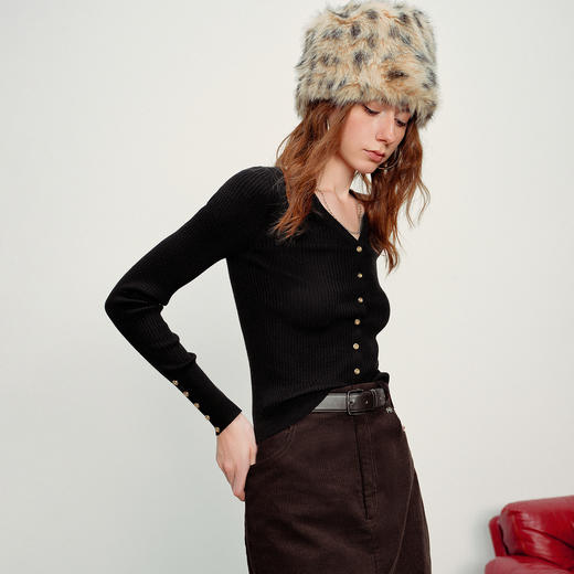 初语含羊毛软糯针织衫女2026春季新款V领修身打底衫气质金扣上衣 商品图2