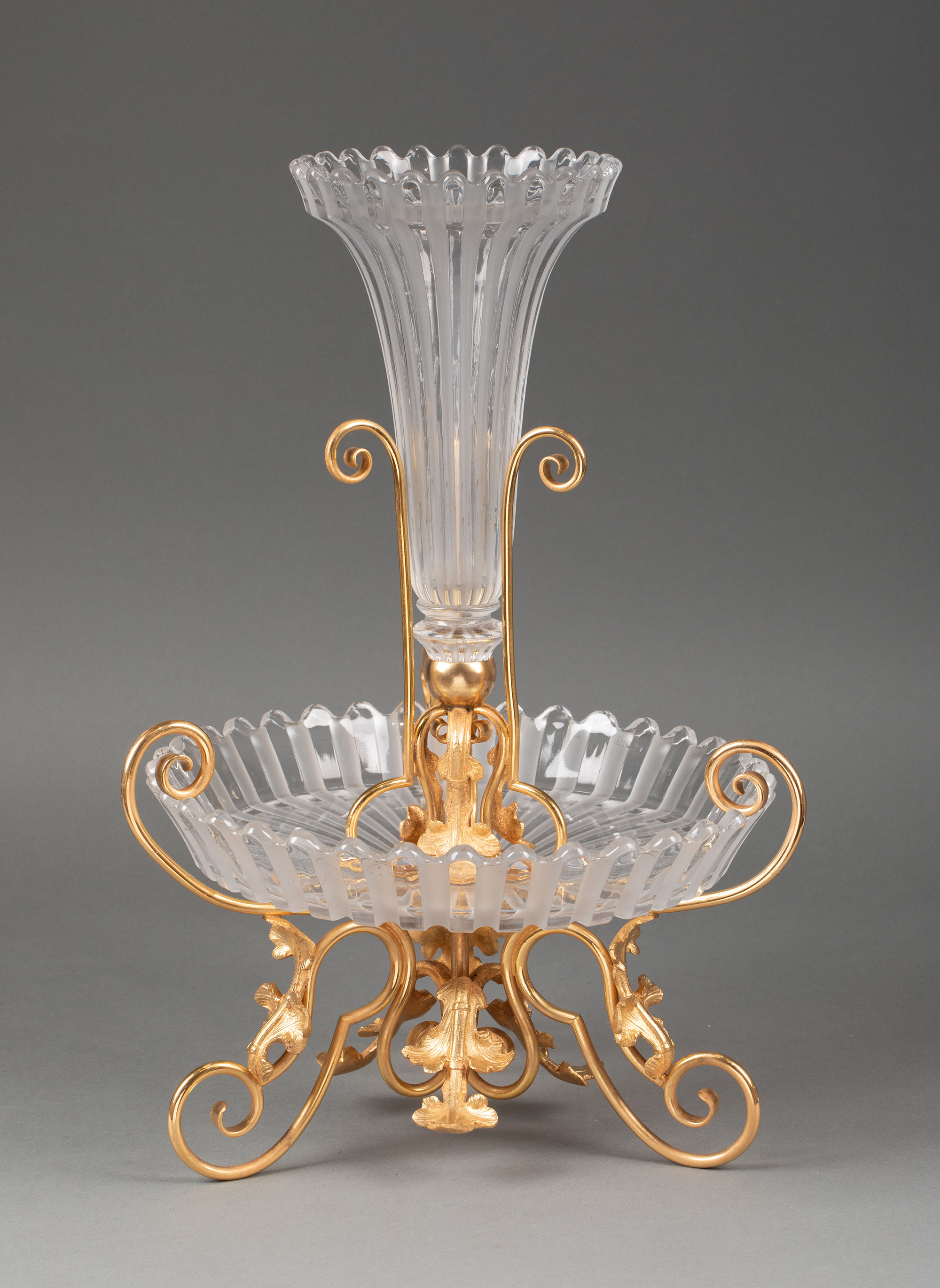 独角鹿西洋古董20世纪初法国著名水晶工坊巴卡拉签名出品卷叶纹铜鎏金精雕装饰马蹄莲造型水晶花瓶/中央摆件