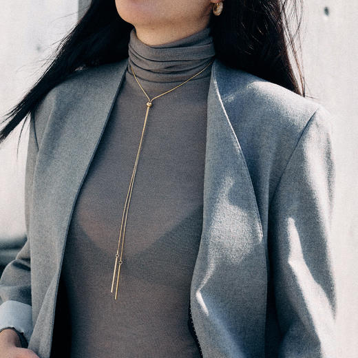 【新年礼物】alodia.co 品牌直发 循序极简金色圆管抽拉毛衣链多戴项链 高级感长期主义百搭 商品图1