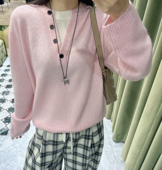 【高品质私服】【MC假两件粉色毛衣】宽松落肩版型，温柔显气质，假两件设计增加层次感G1657-CC【无标出货 介意慎拍】 商品图4