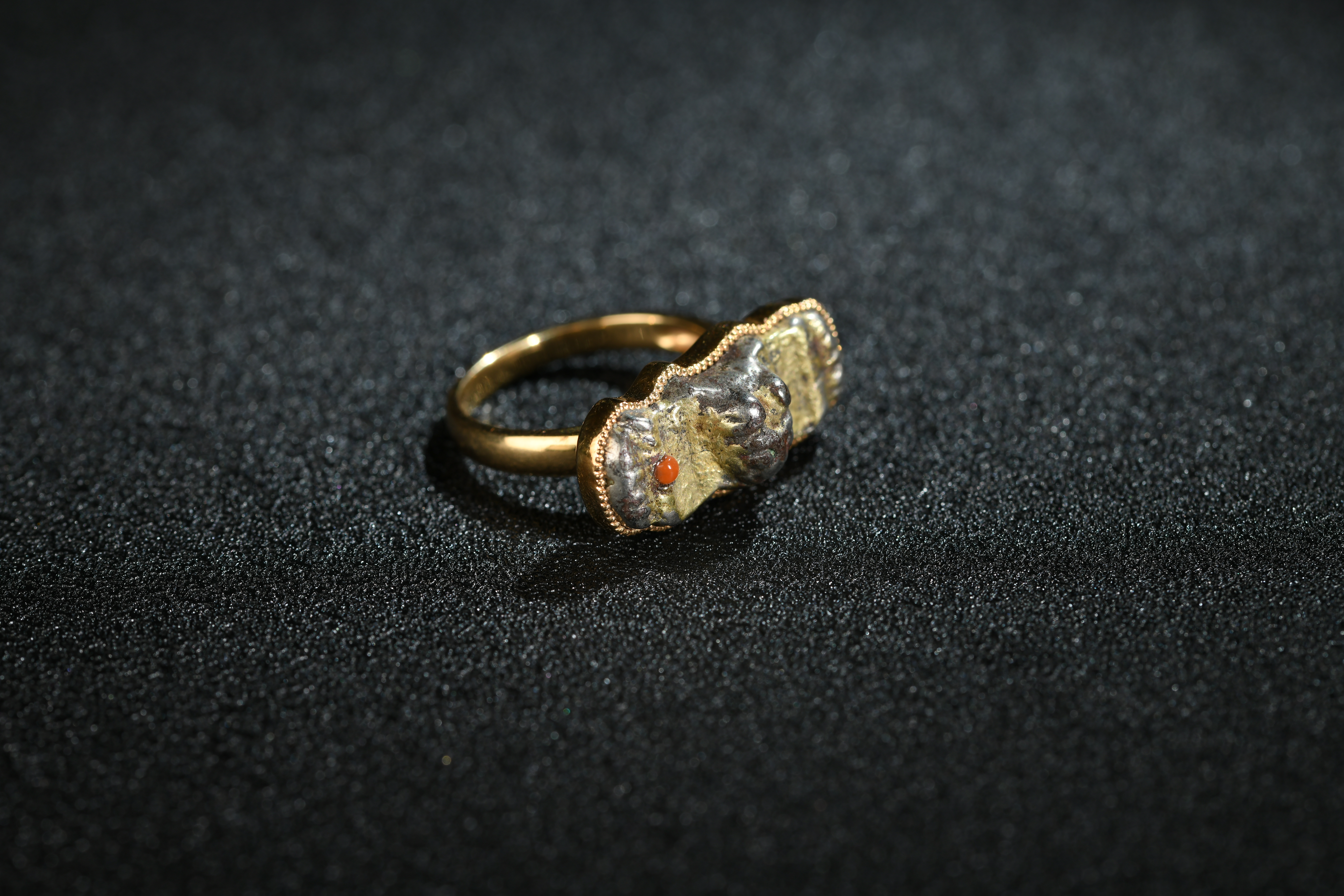 鎏金望海——唐银鎏金海兽戒指