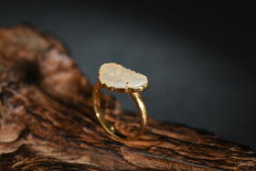 玉蝶衔金——蝴蝶和田玉戒指