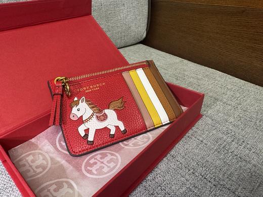 迎财神~Tory Burch 生肖小马卡包~ 马年一整年钱多多！一抹正红撞色萌趣小马，新年氛围感直接拉满～ 商品图0
