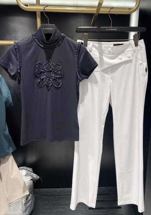 St家春夏新款女士立体花边LOGO短袖上衣来啦！渠道高品质❗️浪漫至极的单品！肩线后移设计，整个背都变薄了很多！立领领口不卡脖不露肉,  直筒大身合身但不会勒, 坑条针织面料弹力大, 非常细腻轻薄！ 商品图1