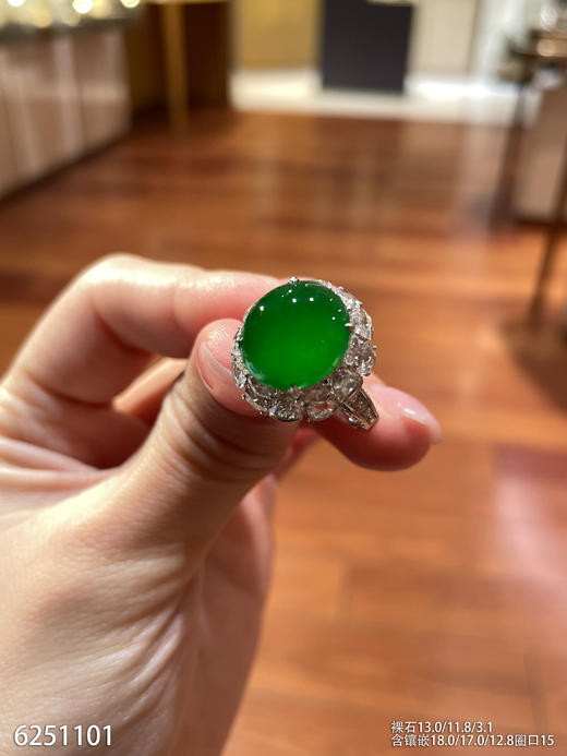 玻璃种艳绿蛋面戒指【6251101】具体价格微信咨询 商品图1