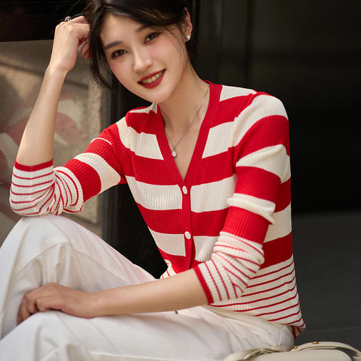 剩S/M/XL/XXL 米思阳2026春季新款简约撞色条纹莱赛尔针织衫高弹V领长袖上衣女 商品图0